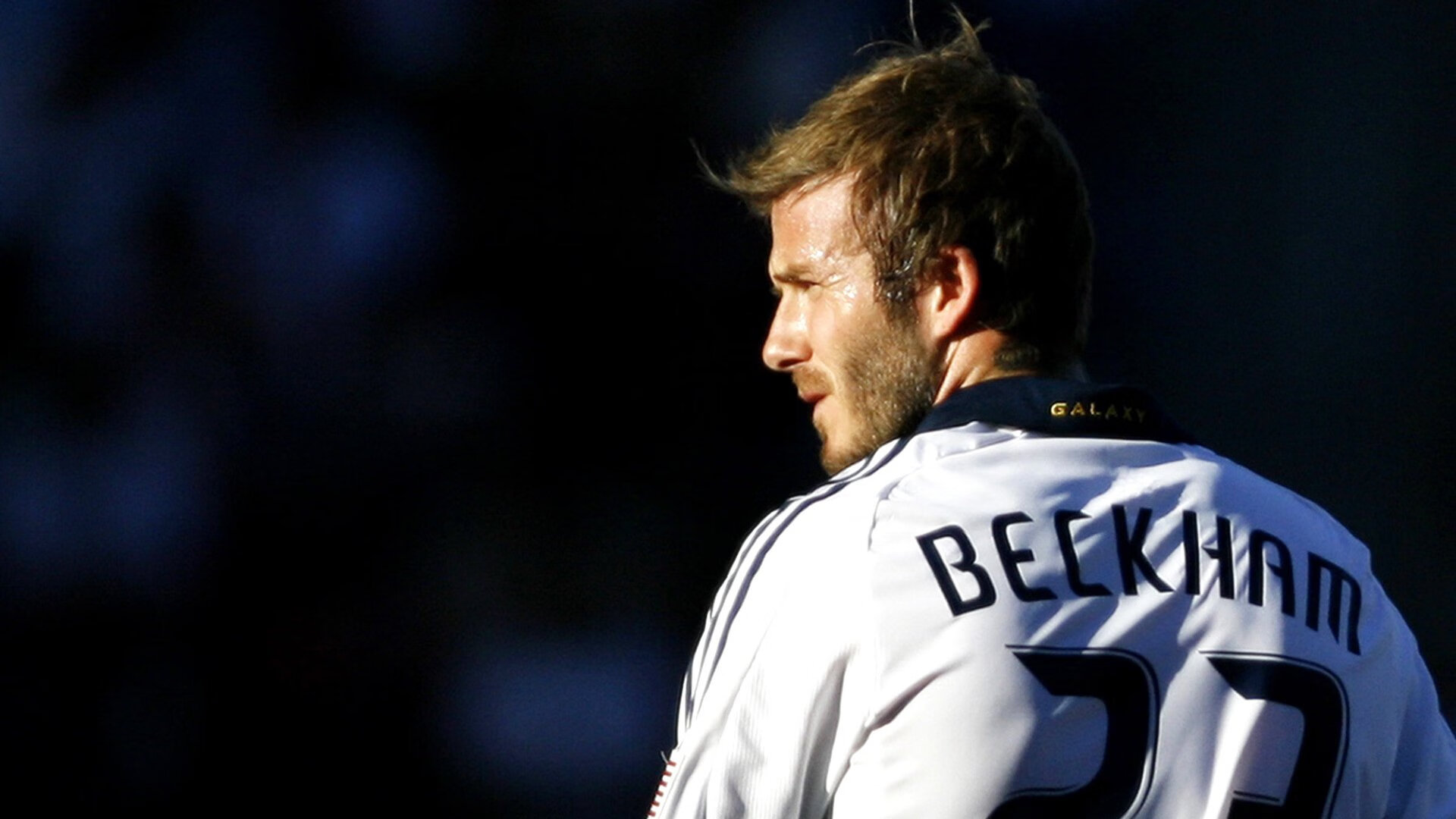 詹姆斯赛前与队友击掌传递信心，詹姆斯开场和队友击掌